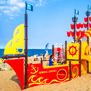 Plac zabaw statek na plaży w Gdańsku