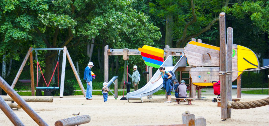 plac zabaw dla dzieci w Świnoujściu w parku zdrojowym