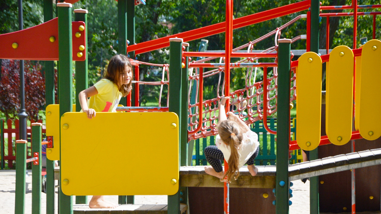 plac zabaw dla dzieci Park Helwinga w Węgorzewie