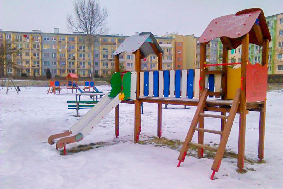 Plac zabaw przy ul. Komedy-Trzcińskiego w Jeleniej Górze
