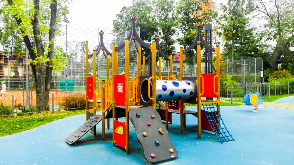 plac zabaw dla dzieci w parku Piłsudskiego w Zakopanem