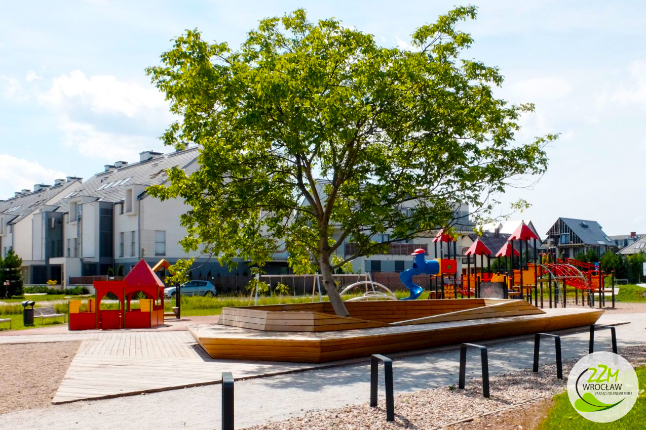 Plac zabaw dla dzieci we  Wrocławiu w Parku na Ołtaszynie